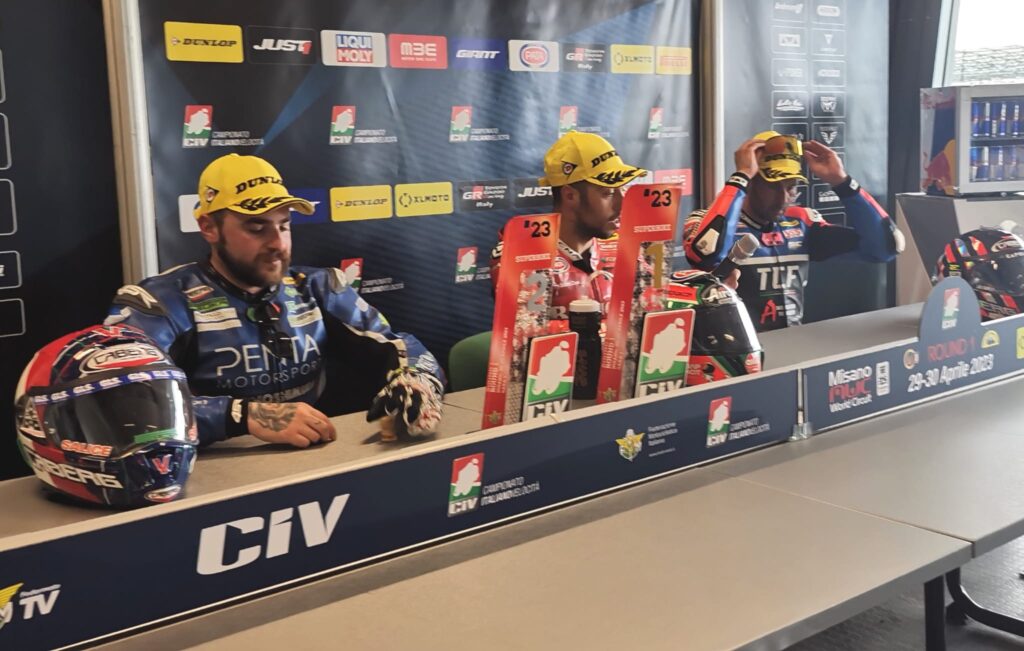 CIV SBK course 1 : La pluie nous livre les belles histoires de Zanetti et Saltarelli CIV Superbike
