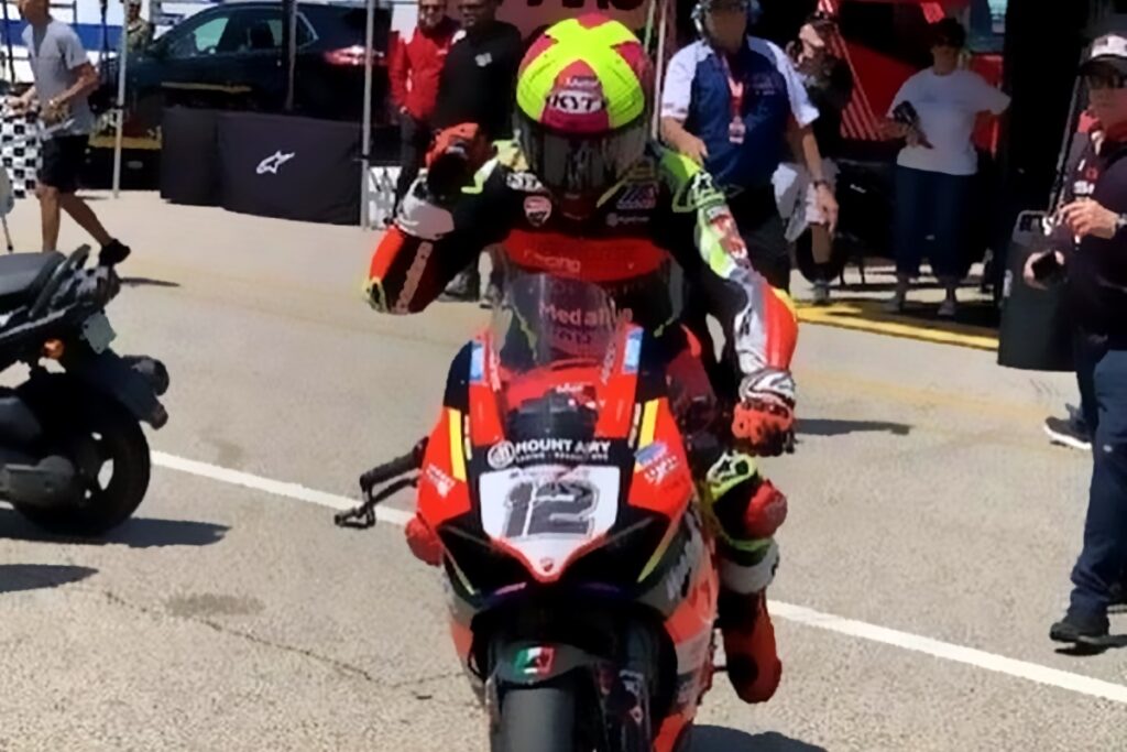 Star-Performer Xavi Forés: Doppelsieg beim Debüt in MotoAmerica Xavi Forés mattatore: doppietta al debutto nel MotoAmerica