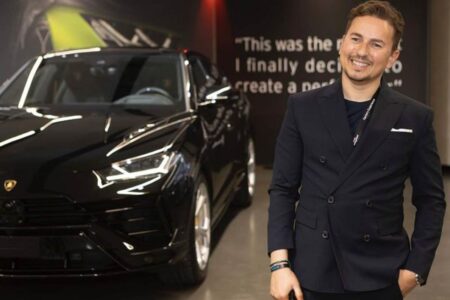 Jorge Lorenzo con la Lamborghini Urus S