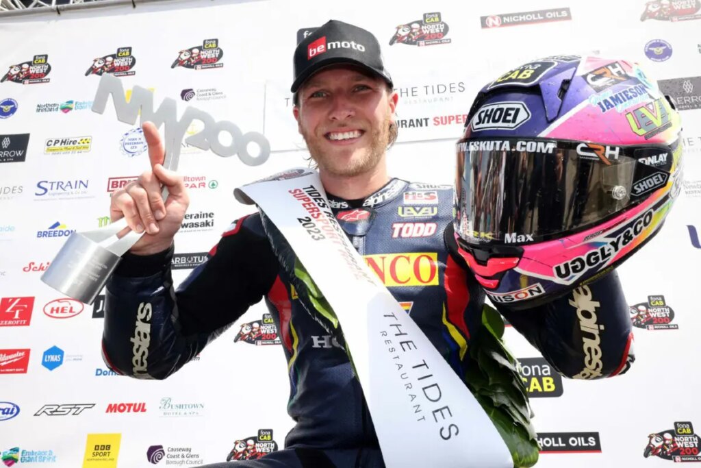 Davey Todd: bintang balap jalanan memikat hati di North West 200 Davey Todd: la stellina delle road races incanta alla North West 200