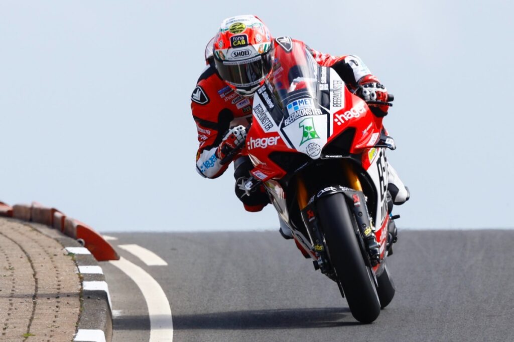 Glenn Irwin dengan kemenangan Ducati di North West 200 Glenn Irwin con Ducati trionfa alla North West 200