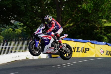 John McGuinness unica punta Honda Racing UK al TT 2023