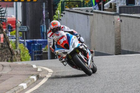 Seeley fa 28 alla North West 200: trionfo in Gara 1 Superstock