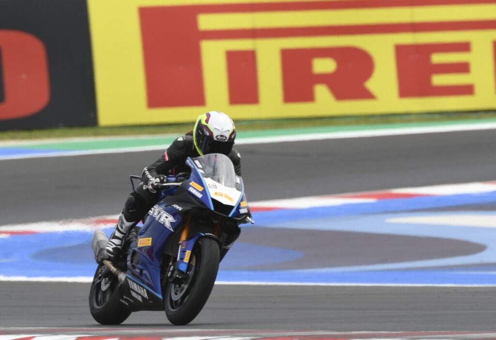 我,Giulia,在 Misano 的赛道上:SBK 冠军、漂亮的自行车和 Pirelli V4 SP Pirelli, Miss Biker