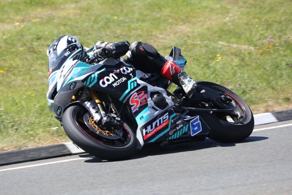 Encore parmi les Supersports au TT 2023 : Michael Dunlop -1 de son oncle Joey Bis tra le Supersport al TT 2023: Michael Dunlop a -1 da suo zio Joey