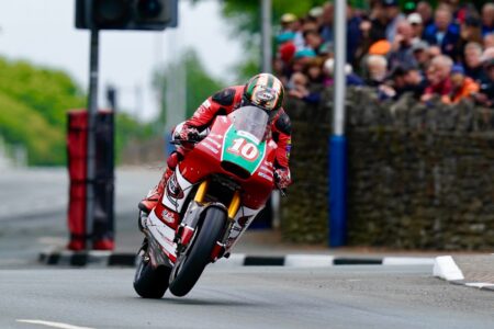 Michael Dunlop si ritira in Gara 2 Supertwin del TT 2023, vince Hickman