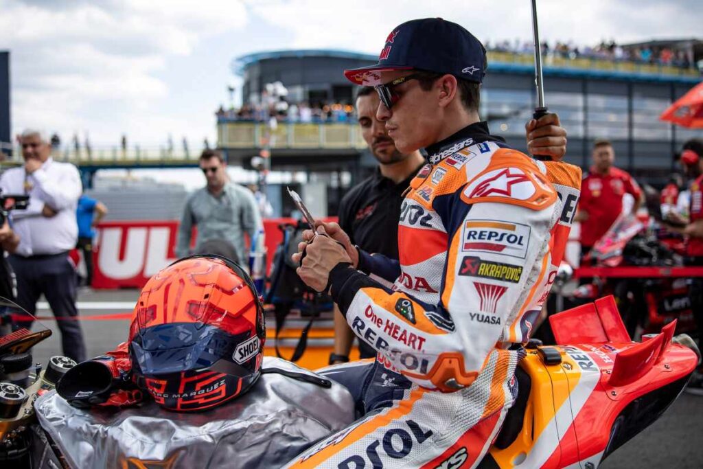 MotoGP, Marquez dans le moment le plus difficile : “Je me suis excusé auprès de Bastianini” Marc Marquez Bastianini MotoGP Assen