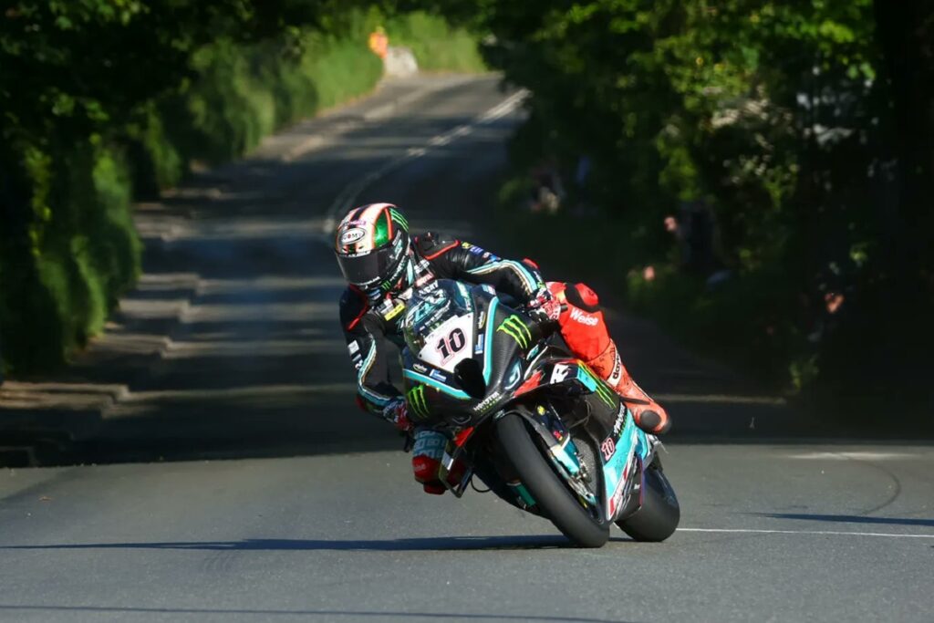 TT 2023 : les tests basculent, Hickman et Dunlop livrent le record TT 2023: prove da sballo, Hickman e Dunlop prenotano il record