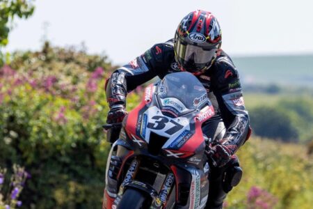 Tragédie de Raul Torras : au TT 2023 son frère Angel se souviendra de lui en Course 2 Supertwin Tragedia di Raul Torras: al TT 2023 domani il fratello Angel lo ricorderà in Gara 2 Supertwin