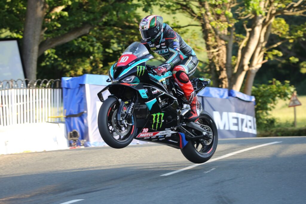 Doppietta di Hickman al TT 2023 tra le Superstock con un giro folle a 136,358 mph!