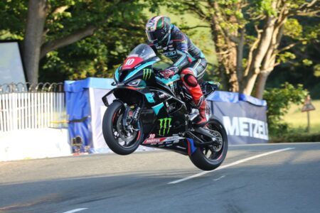 Un-deux pour Hickman au TT 2023 parmi les Superstocks avec un tour fou à 136,358 mph ! Doppietta di Hickman al TT 2023 tra le Superstock con un giro folle a 136,358 mph!