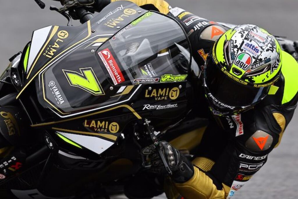 Le diluvio de British Superbike et Brands Hatch émergent Vickers Dal diluvio del British Superbike a Brands Hatch emerge Vickers