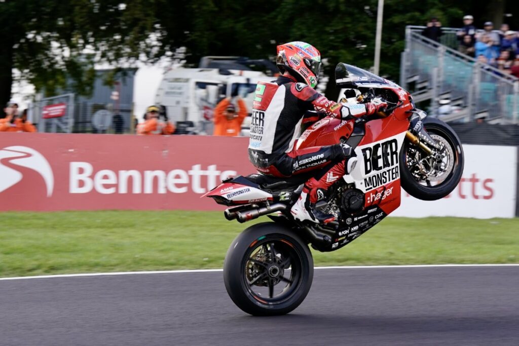 Impresa di Glenn Irwin: bis a Cadwell Park nel British Superbike