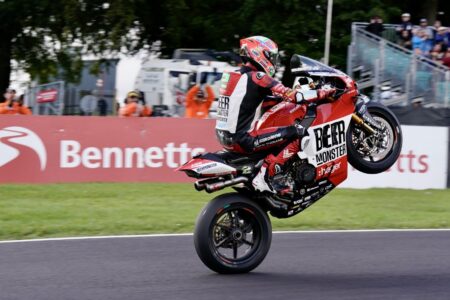Impresa di Glenn Irwin: bis a Cadwell Park nel British Superbike