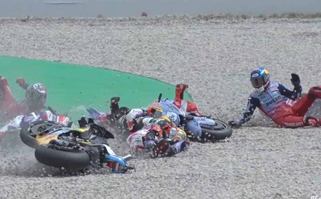 MotoGP Catalogne : C’est l’enfer au départ, Bagnaia heurté par Binder Pecco Bagnia, MotoGP