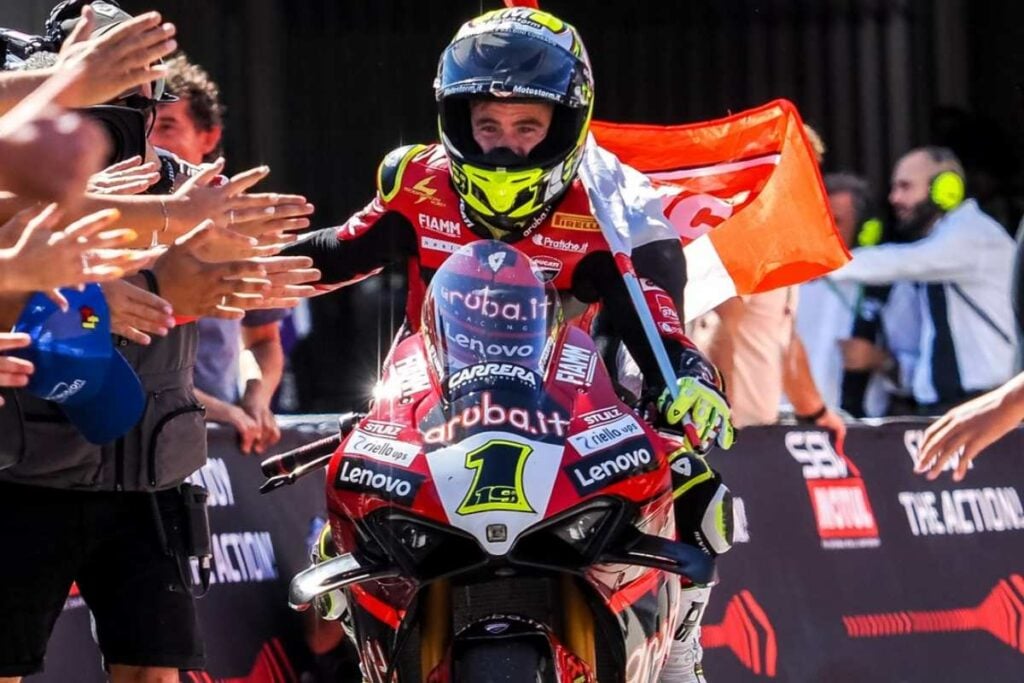 Superbike, Bautista plus fort que le vent : “Toprak a fait un pas” Superbike Portimao, Alvaro Bautista fa festa con Ducati