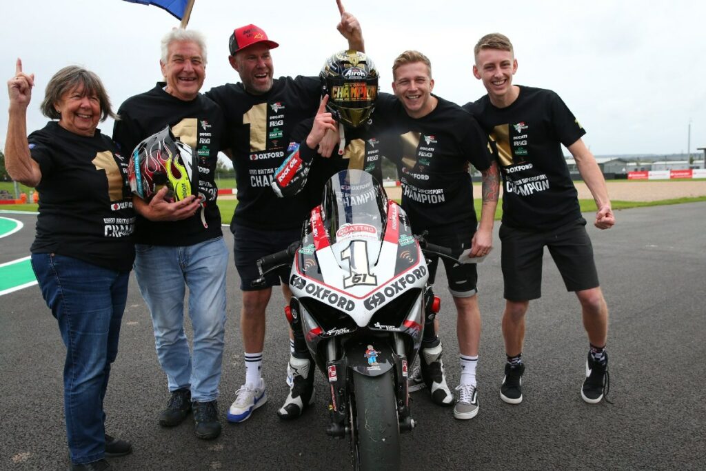 Ducati V2 remporte tout : elle conquiert également le British Supersport Ducati V2 pigliatutto: conquista anche il British Supersport