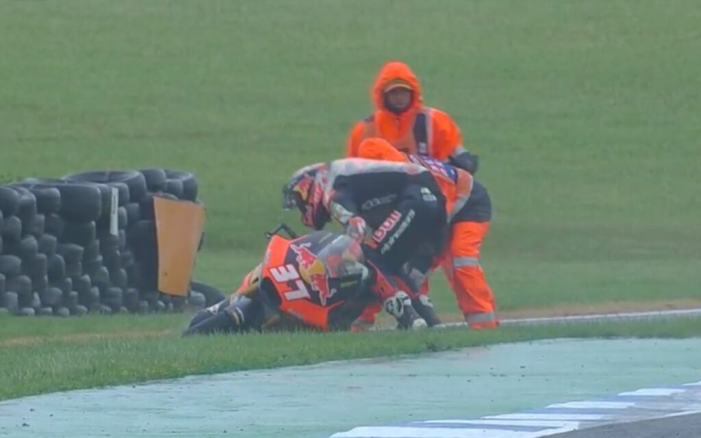 Moto2, Pedro Acosta limite la casse malgré « l’erreur la plus ridicule » acosta-crash-australia-moto2