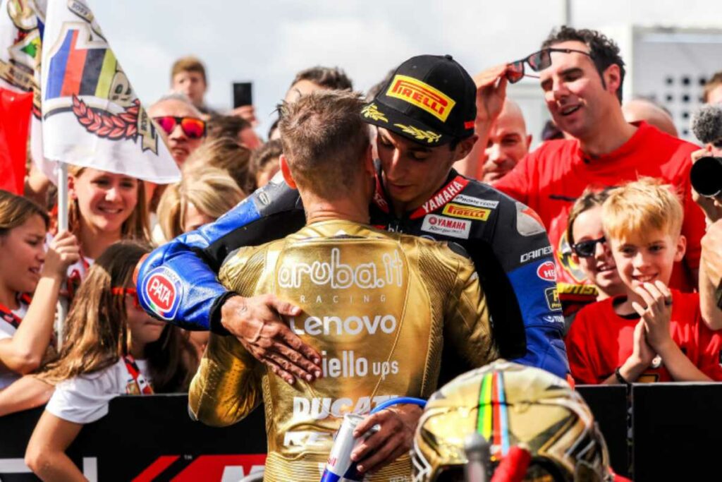 Superbike, Razgatlioglu : « On dirait que Bautista roule en MotoGP » Superbike, Razgatlioglu colpito dalla Ducati di Bautista