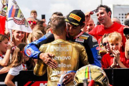 Superbike, Razgatlioglu colpito dalla Ducati di Bautista