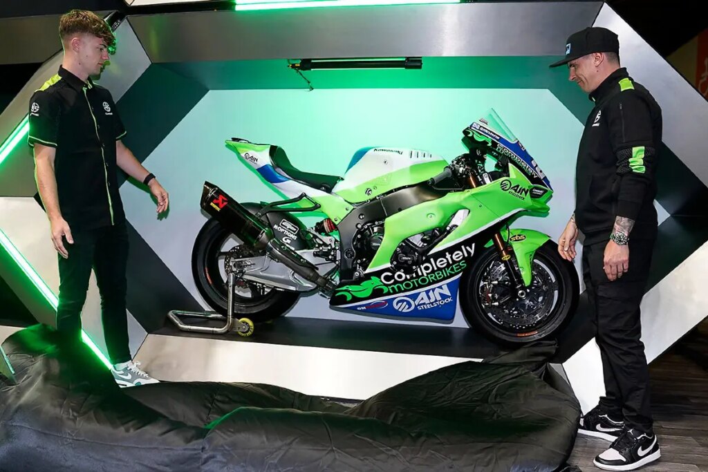 Complètement Motos Kawasaki se présente pour le British Superbike 2024 Completely Motorbikes Kawasaki si presenta per il British Superbike 2024