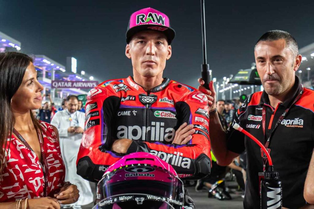 En MotoGP, Aleix Espargaro peut courir. Rivola la baguette : “Mauvais exemple” MotoGP Qatar, Aleix Espargaro "fit". E Rivola lo bacchetta