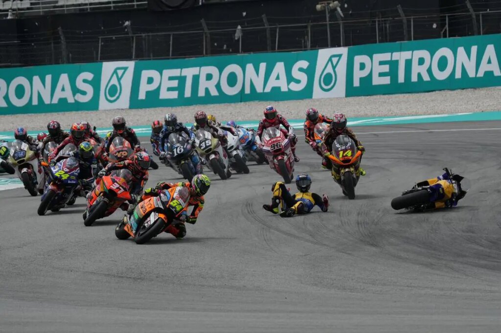 Moto2 et Moto3, “tout le monde va bien” : le point après les accidents en course crash-gonzalez-moto2-gp-sepang