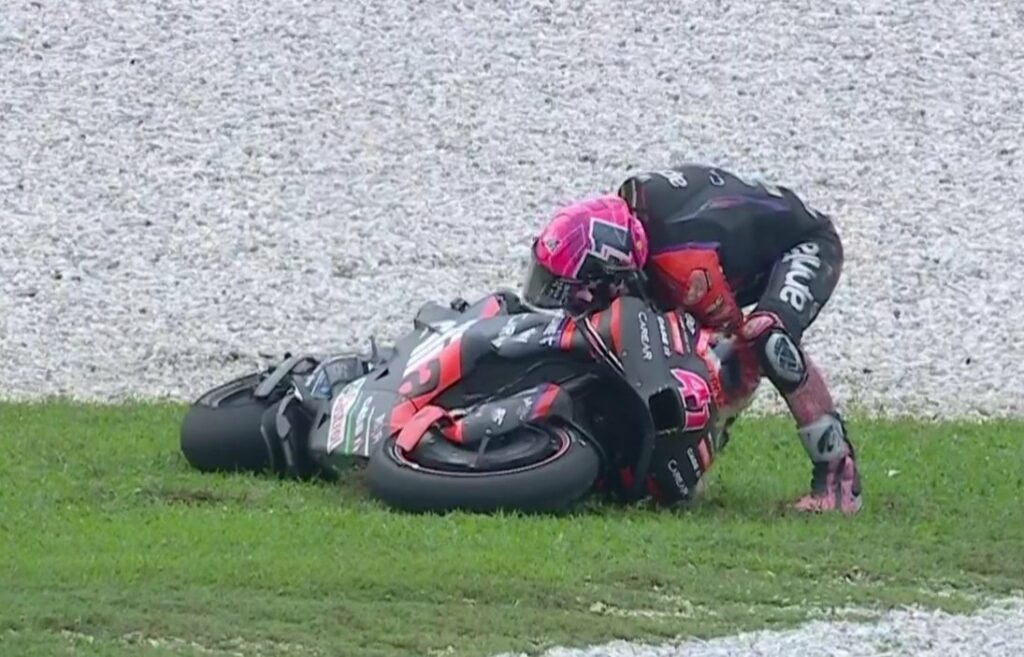 MotoGP, Aleix Espargaro poker des chutes “Cela n’était jamais arrivé, mais je sais pourquoi” aleix-espargaro-crash-motogp-sepang-day1