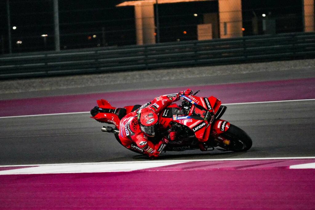 MotoGP, Bagnaia : « Vendredi fantastique, ma Ducati fonctionne parfaitement » MotoGP Qatar, Pecco Bagnaia analizza le Prove