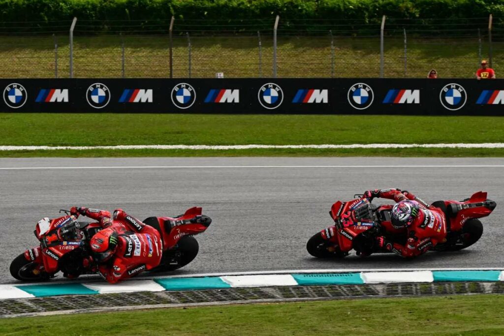 MotoGP, Bastianini comme team man : Bagnaia et Ducati vous disent merci MotoGP Sepang, Bastianini uomo squadra: Bagnaia e Ducati apprezzano