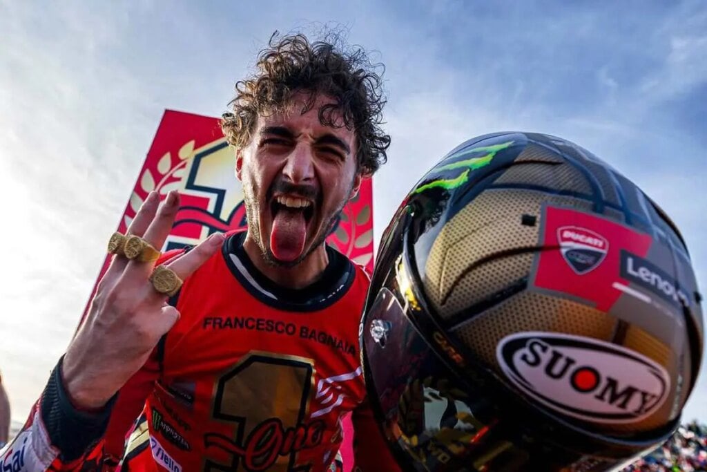 MotoGP, champion de Bagnaia/3. Mère Stefania : « Pas de fête… » MotoGP, Francesco Bagnaia campione del mondo