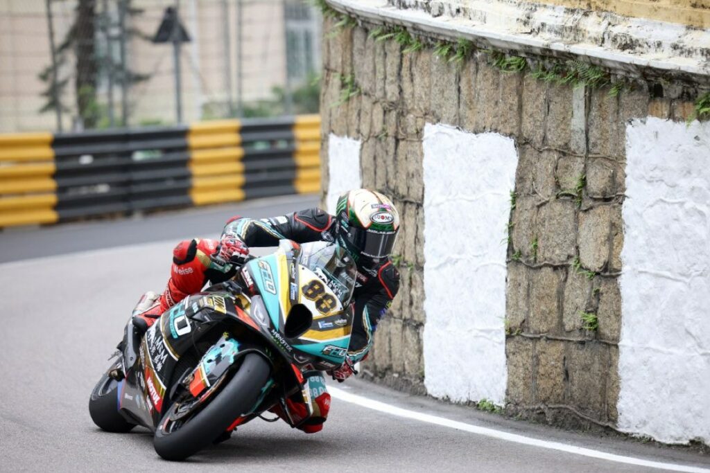 Peter Hickman décroche la pole pour le GP de Macao 2023 Peter Hickman prenota la pole del Macau GP 2023