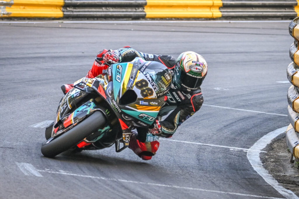 Peter Hickman remporte le GP Moto de Macao 2023 par une victoire écrasante Peter Hickman stravince il Macau GP Moto 2023
