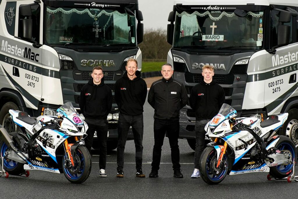 Hawk Honda avec Jackson et Nesbitt attaquant le British Superbike Hawk Honda con Jackson e Nesbitt all'attacco del British Superbike