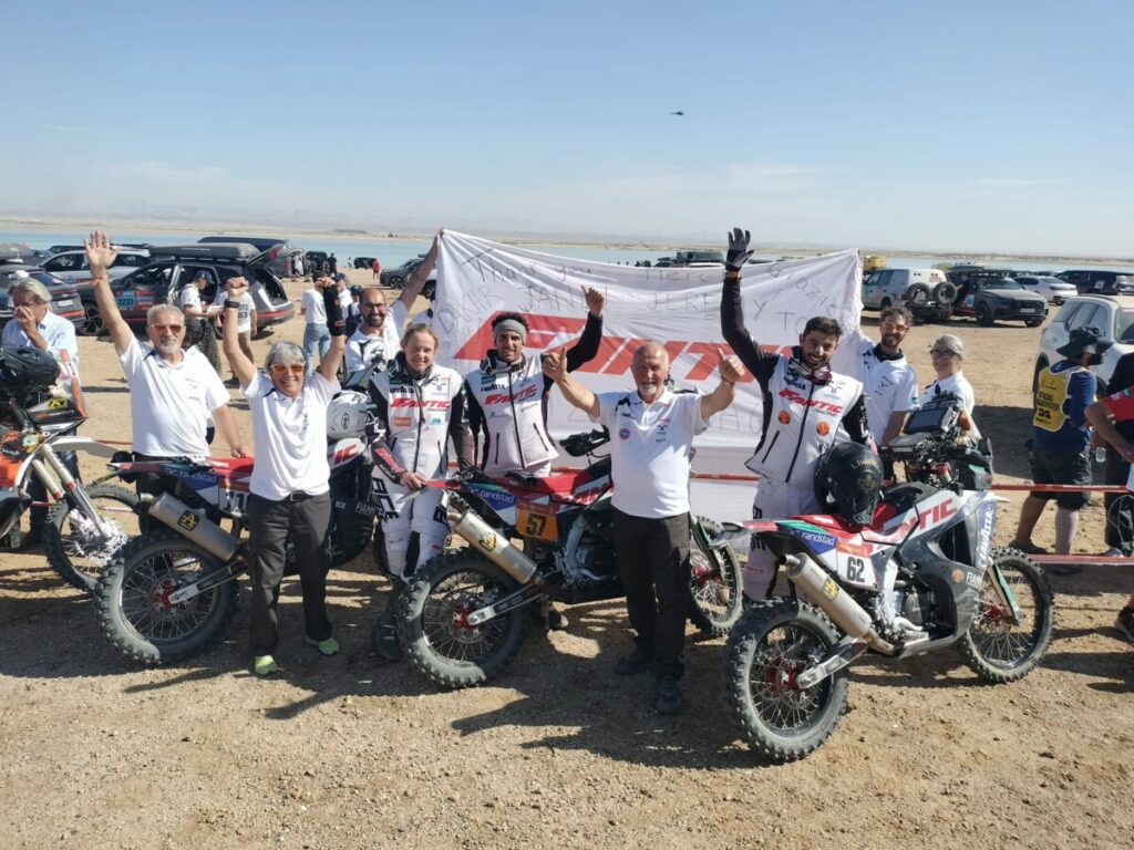 Dakar 2024 : Fantic party à l’arrivée avec ses “trois mousquetaires” fantic-dakar-2024