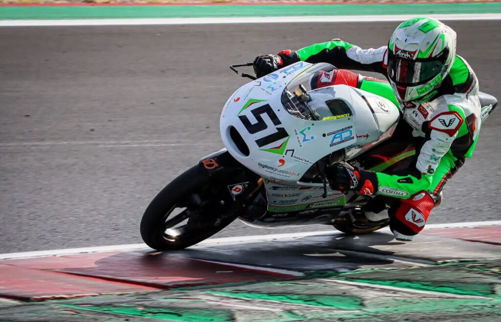 Emanuele Andrenacci continue avec SM Pos Corse dans le CIV Moto3 Emanuele Andrenacci correrà con il team We Race SM Pos Corse anche nella stagione 2024 per il definitivo salto di qualità nel CIV Moto3