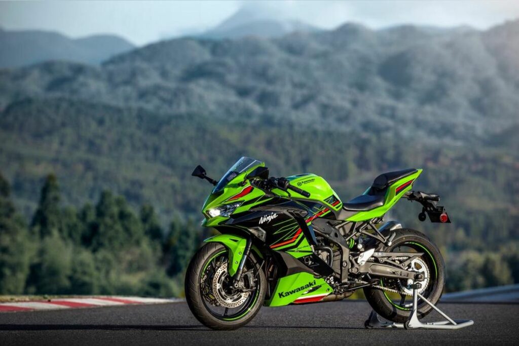 Kawasaki se tourne vers les jeunes avec le Ninja Trophy ZX-4RR In cinque week-end di gara del CIV 2024 correrà il Kawasaki Ninja Trophy riservato alla nuova Ninja ZX-4RR: un trofeo accessibile con una formula semplificata rivolta ai giovani piloti