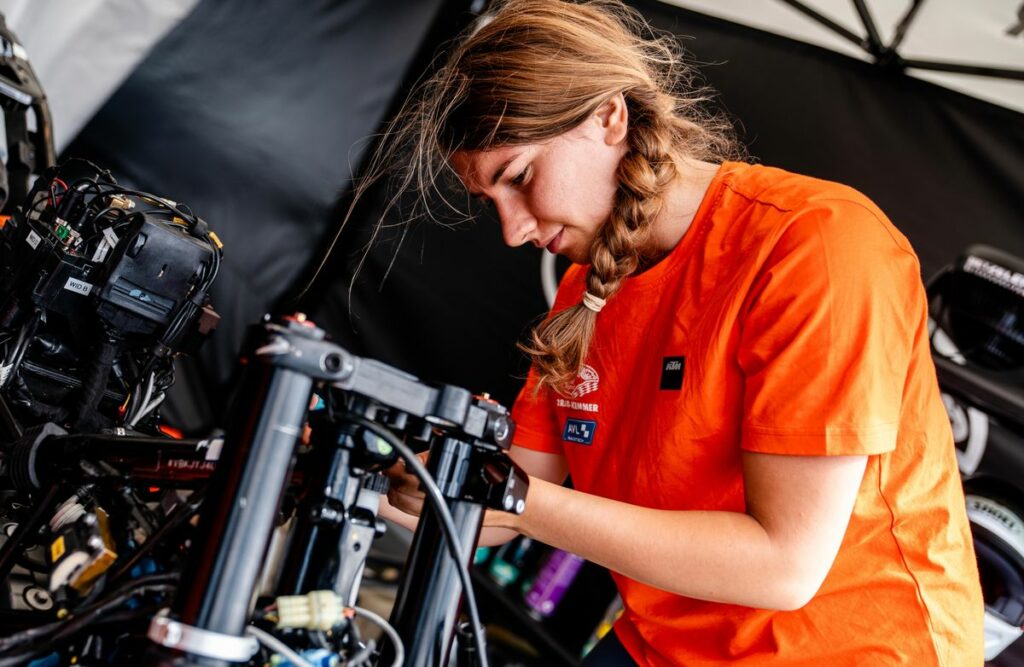 Lena Kemmer vers le Championnat du monde féminin : « Je rêve du top 5 » L’austriaca Lena Kemmer ha annunciato l’ammissione al FIM Women’s World Motorcycling Championship