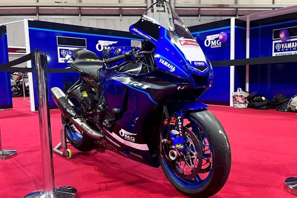 OMG Racing Yamaha en bleu pour le British Superbike 2024 OMG Racing Yamaha in blu per il British Superbike 2024