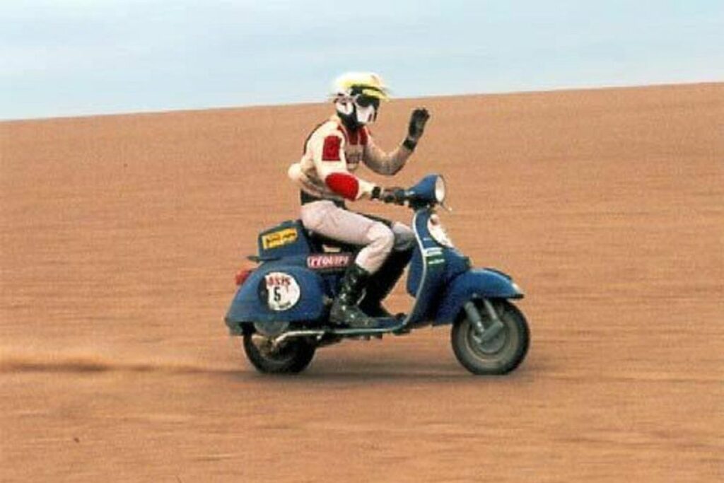 Quand Piaggio défiait le désert du Dakar avec la Vespa Nel gennaio del 1980 quattro scooter della Piaggio parteciparono alla Parigi-Dakar e uno riuscì a concludere la corsa per un’impresa storica
