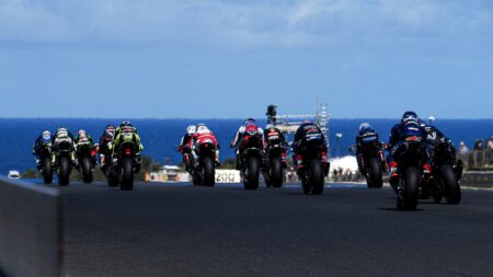 Scatta la stagione 2024 del Mondiale Supersport: 27 piloti attesi al via a Phillip Island, con novità nel format di gara e il rebus gomme a comportare il pit stop obbligatorio