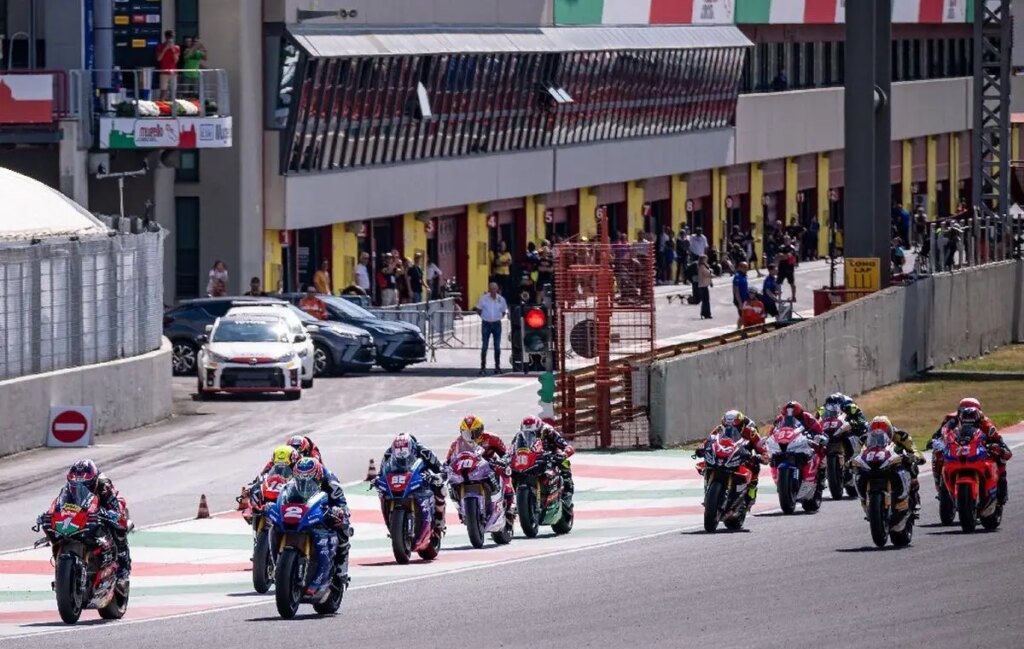 Dunlop présente le pneu de qualification au CIV Superbike Il fornitore unico degli pneumatici Dunlop porta al debutto nel CIV Superbike 2024 la specifica VAL33, la nuova super-morbida per il time attack