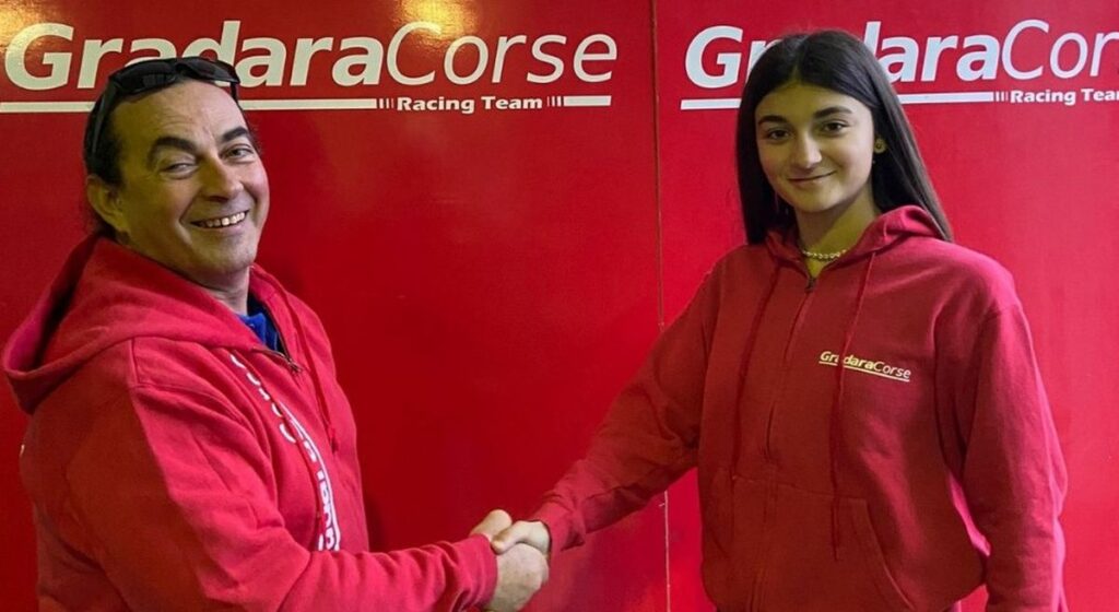 Joséphine Bruno héritière de Sara Cabrini à Gradara Corse entre CIV et WEC Josephine Bruno torna nel team Gradara Corse: sarà lei a raccogliere il testimone di Sara Cabrini per Women’s European Championship e CIV Femminile nella stagione 2024