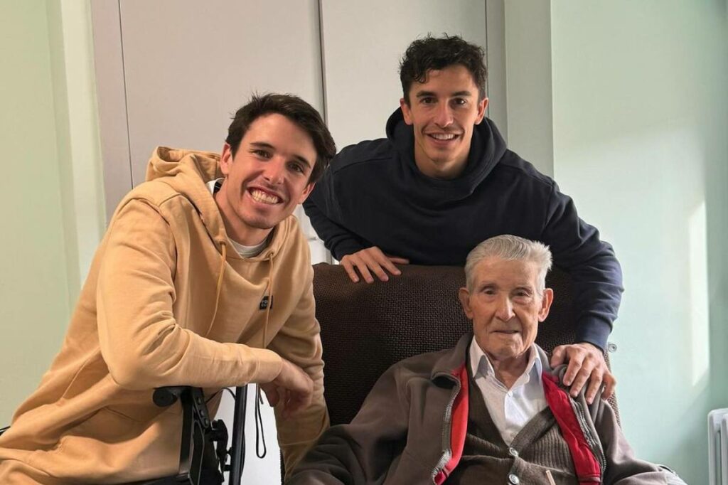 MotoGP, deuil dans la maison Marquez : la mauvaise nouvelle avant les tests Marc Marquez e suo nonno Ramon