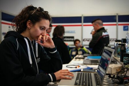 Telemetrista dell’AC Racing Team, Sara Paolinelli racconta il suo amore per le corse ed i segreti di uno dei ruoli chiavi per una squadra di motociclismo