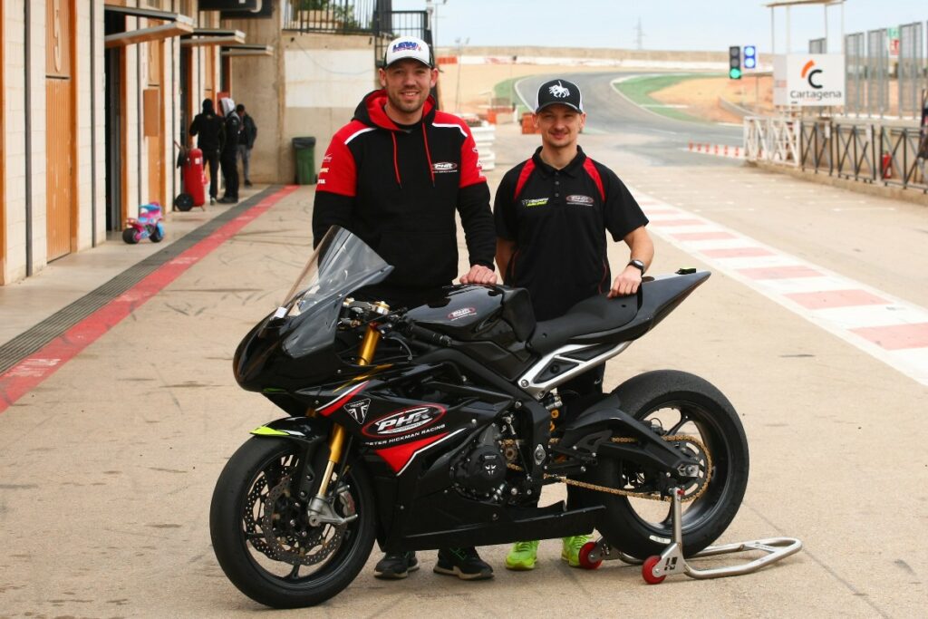 Peter Hickman avec Triumph attaquant le Daytona 200 Peter Hickman con Triumph all'assalto della Daytona 200