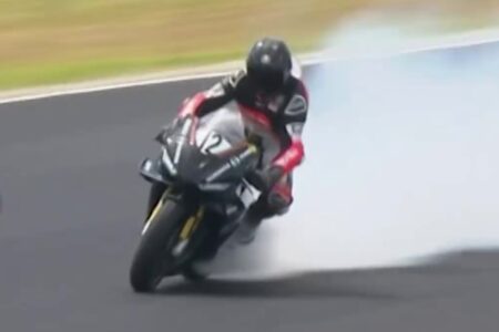 Phillip Island inondata d'olio: Gara 2 Superbike posticipata