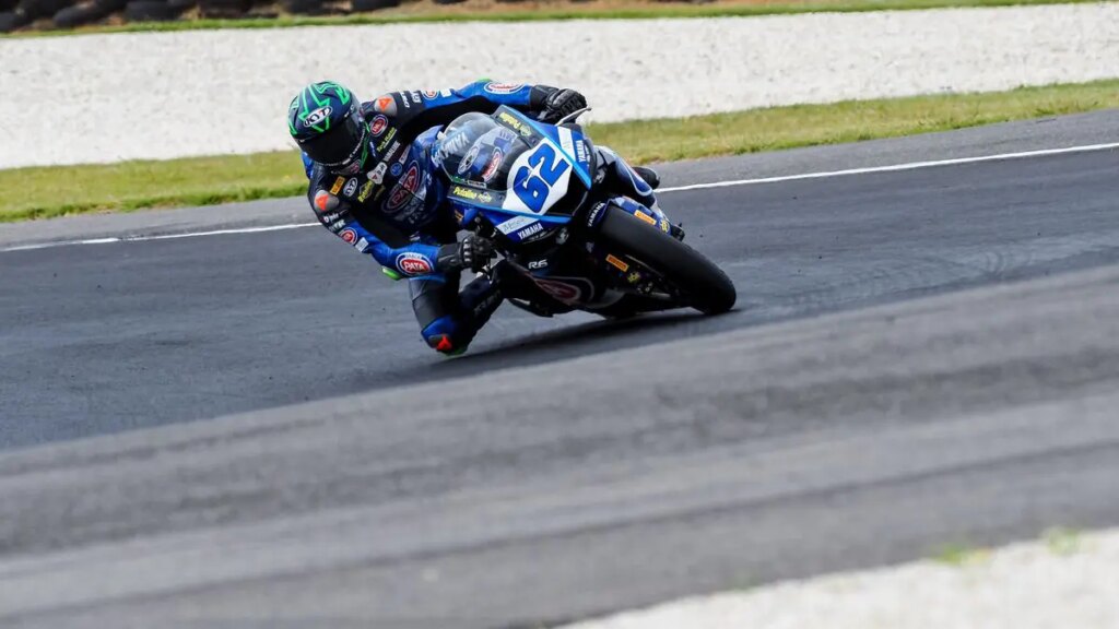 Stefano Manzi dans le top 3 : « Matinée critique pour le rodage du nouvel asphalte » Stefano Manzi (Ten Kate Yamaha) chiude 3° i test del Mondiale Supersport a Phillip Island: risultato soddisfacente alla prima con il nuovo asfalto