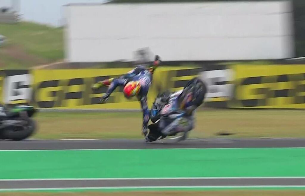 Superbike, Andrea Locatelli explique l’accident “La moto était au point mort” locatelli-crash-race2-superbike