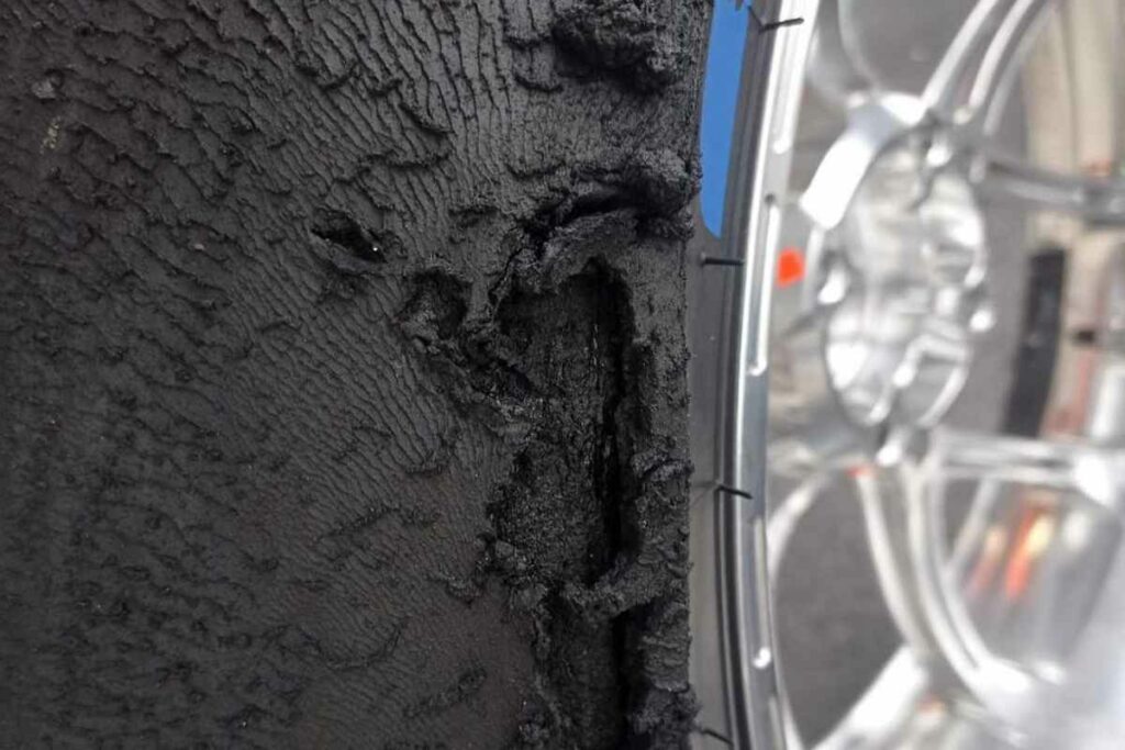 Superbike, Rinaldi montre le pneu cabossé : “Je voulais attaquer Bautista, mais…” Superbike Australia, Rinaldi mostra la gomma distrutta dopo Gara 2